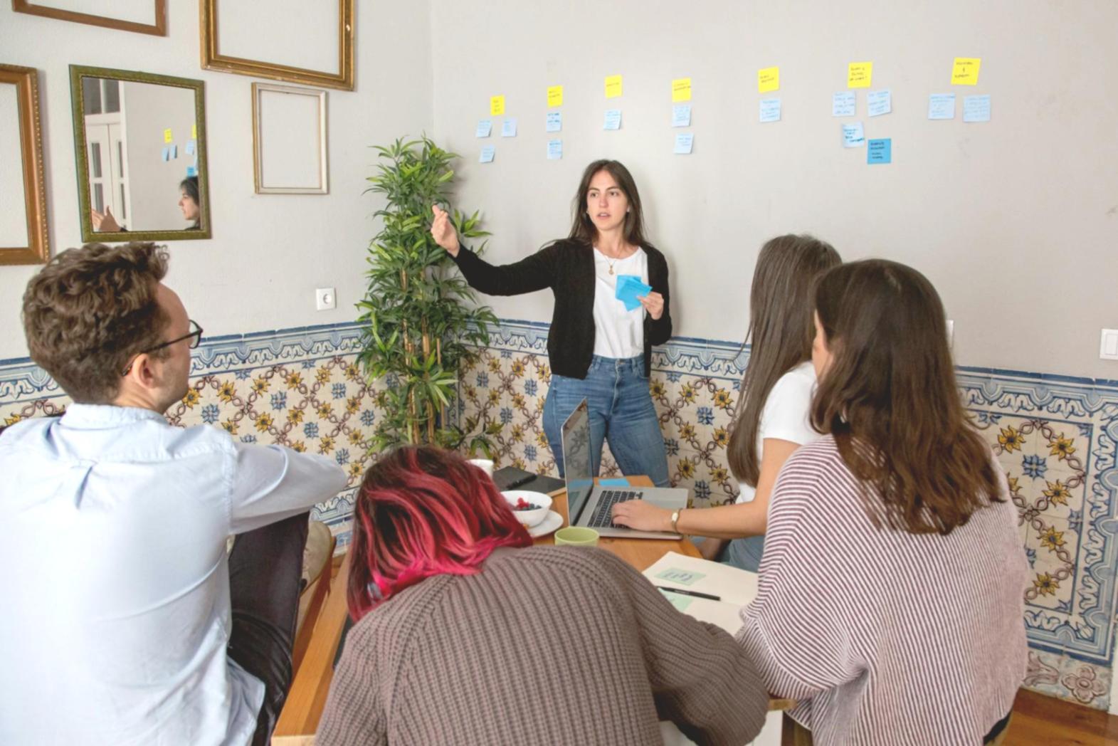 Profesionales participando en sesión interactiva de análisis financiero